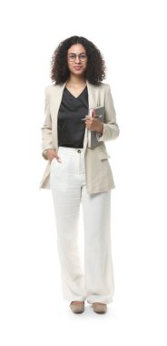 Beyaz arka planda not defteri ve kalemle profesyonel psikolog portresi