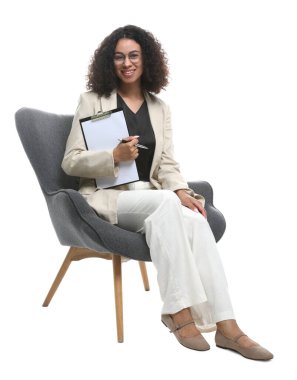 Beyaz arka plandaki koltukta pano ve kalemle profesyonel psikolog.