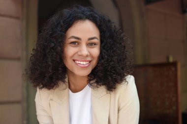 Açık havada gülümseyen Latin Amerikalı kadın portresi