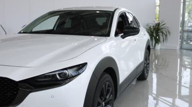 Modern beyaz araba kuaförde, kamera yakınlaşıyor.