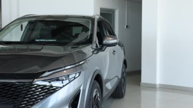 Yeni modern araba kuaförde, kamera yakınlaşıyor.