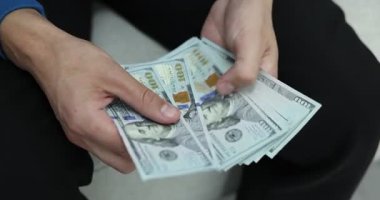 Parasını içeride sayan adam, yakın çekim görüntüsü.