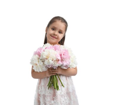 Beyaz arka planda bir buket güzel şakayığı olan tatlı küçük bir kız.