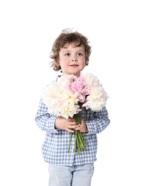 Beyaz arka planda bir buket güzel şakayığı olan sevimli küçük bir çocuk.