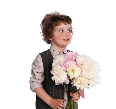 Beyaz arka planda bir buket güzel şakayığı olan sevimli küçük bir çocuk.