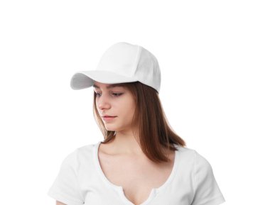 Beyaz arka planda şık bir beyzbol şapkası takan genç bir kadın.