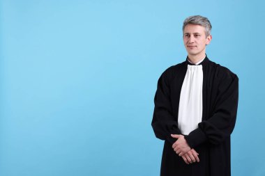 Açık mavi arka plandaki yargıç. Metin için boşluk