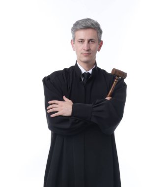 Beyaz arka planda mahkeme elbisesi giymiş çekiçli yargıç