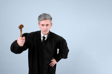 Gri arka planda tokmaklı yargıç. Metin için boşluk