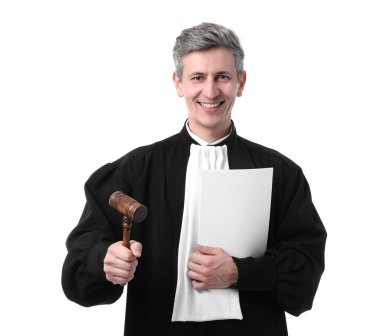 Çekiçle gülümseyen yargıç ve beyaz arka planda belgeler