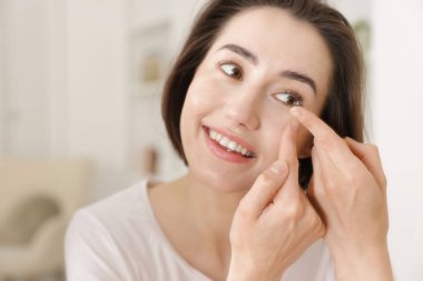 İçeriye kontak lens takan güzel kadın.