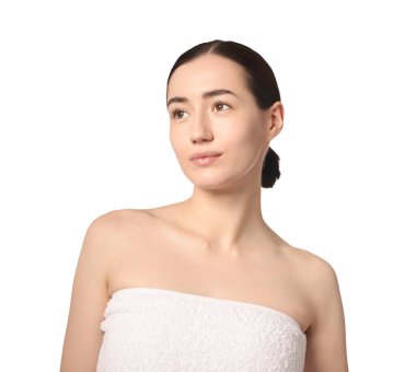 Beyaz arka planda kaplıca tedavisinden sonra güzel bir kadın