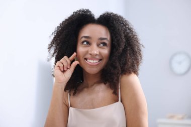 Kolajen haplı güzel Brezilyalı kadın.