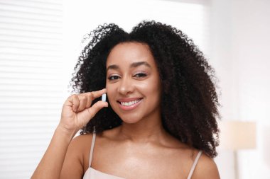 Kolajen haplı güzel Brezilyalı kadın.