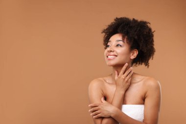 Açık kahverengi arka planda spa tedavisinden sonra güzel Brezilyalı bir kadının portresi. Metin için boşluk