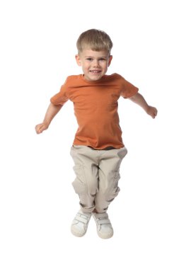 Mutlu küçük çocuk beyaz arka planda dans ediyor