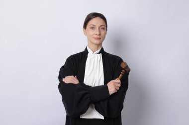 Arka planda çekiçle yargıç portresi