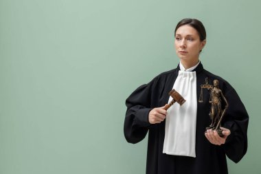 Açık yeşil arka planda Adalet Ana figürü ve tokmakla yargılamak, metin için boşluk