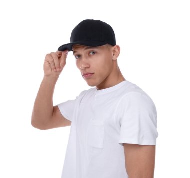 Beyaz arka planda siyah şapka giyen genç bir adam.