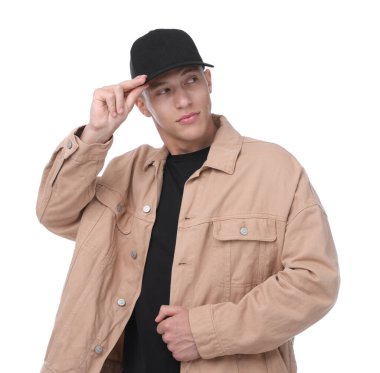 Beyaz arka planda siyah şapka giyen genç bir adam.