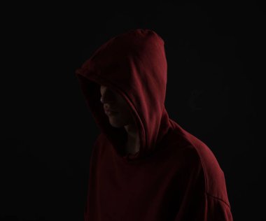 Anonimlik. Karanlıkta yüzünü saklayan bir adam