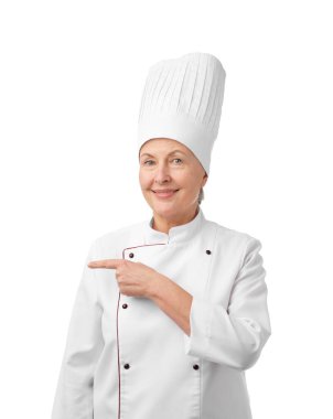 Profesyonel pasta şefi beyaz arka planda bir şeye işaret ediyor.