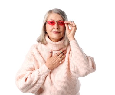 Beyaz arka planda farklı yüzükler ve güneş gözlüğü takan son sınıf öğrencisi bir kadın.