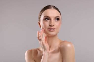 gri zemin üzerine güzel bir genç kadın portresi