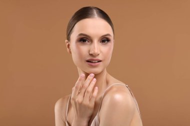 bej renkli arka plan üzerinde güzel genç kadın portresi