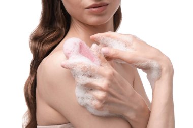 Beyaz arka planda köpüklü sabun çubuğu olan kadın, yakın plan.