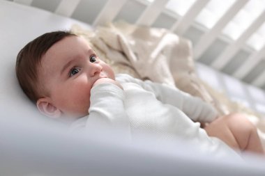 Yatma vakti. Evdeki beşiğinde küçük şirin bir bebek