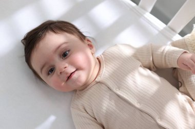 Yatma vakti. Evdeki beşikte şirin bir bebek, üst manzara.