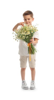 Beyaz arka planda bir buket güzel papatya çiçeğiyle sevimli küçük bir çocuk.