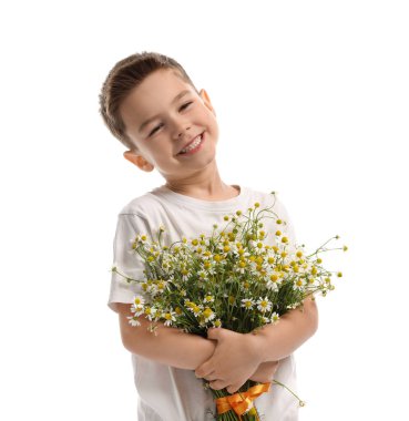 Gülümseyen küçük çocuk beyaz arka planda bir buket güzel papatya çiçeğiyle