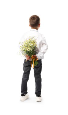 Beyaz arka planda güzel papatya çiçekleri saklayan küçük çocuk.