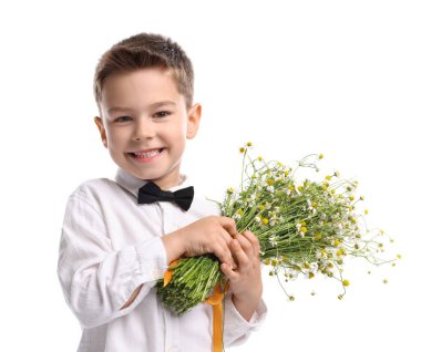 Gülümseyen küçük çocuk beyaz arka planda bir buket güzel papatya çiçeğiyle