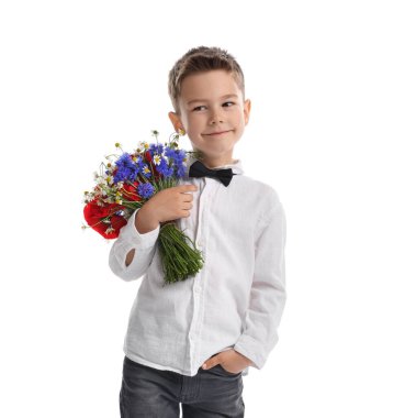 Beyaz arka planda bir buket güzel çiçeği olan sevimli küçük bir çocuk.