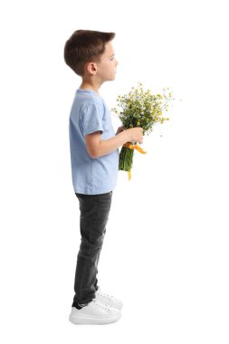 Beyaz arka planda güzel papatya çiçekleri olan küçük bir çocuk.