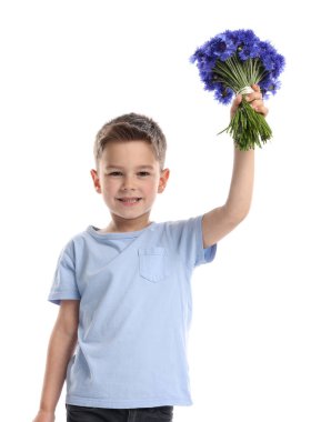 Beyaz arka planda bir buket güzel çiçekle gülümseyen küçük çocuk.