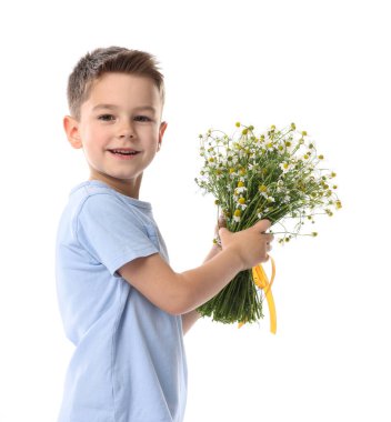 Gülümseyen küçük çocuk beyaz arka planda bir buket güzel papatya çiçeğiyle