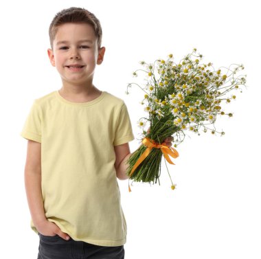 Gülümseyen küçük çocuk beyaz arka planda bir buket güzel papatya çiçeğiyle