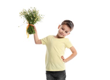 Beyaz arka planda bir buket güzel papatya çiçeğiyle sevimli küçük bir çocuk.