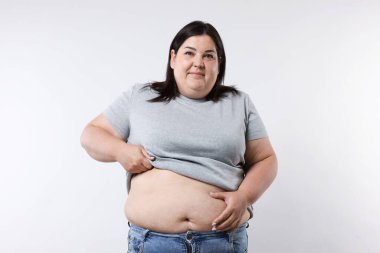 Beyaz arka planda aşırı göbek yağı olan bir kadın.