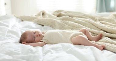 Yeni doğmuş şirin bebek evde yatakta uyuyor.