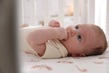 Sevimli yeni doğmuş bebek beşiğinde yatıyor, yakın plan