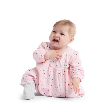 Beyaz arka planda ağlayan tatlı küçük bir kız bebek.