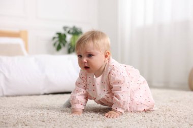 Evde ağlayan tatlı küçük bir kız bebek.