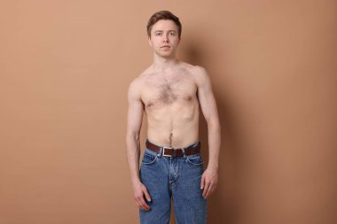 Bej arka planda skolyoz tedavisi öncesi adam