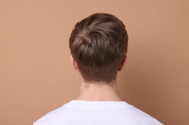 Bej arka planda saç dökülmesi tedavisi gören adam.