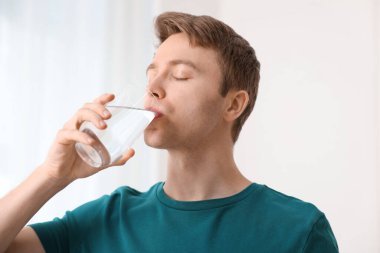 Adam içme suyu bardaktan evde